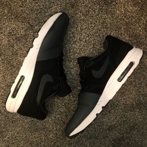 Nike Air Black and White Men’s Shoes Size 10.5